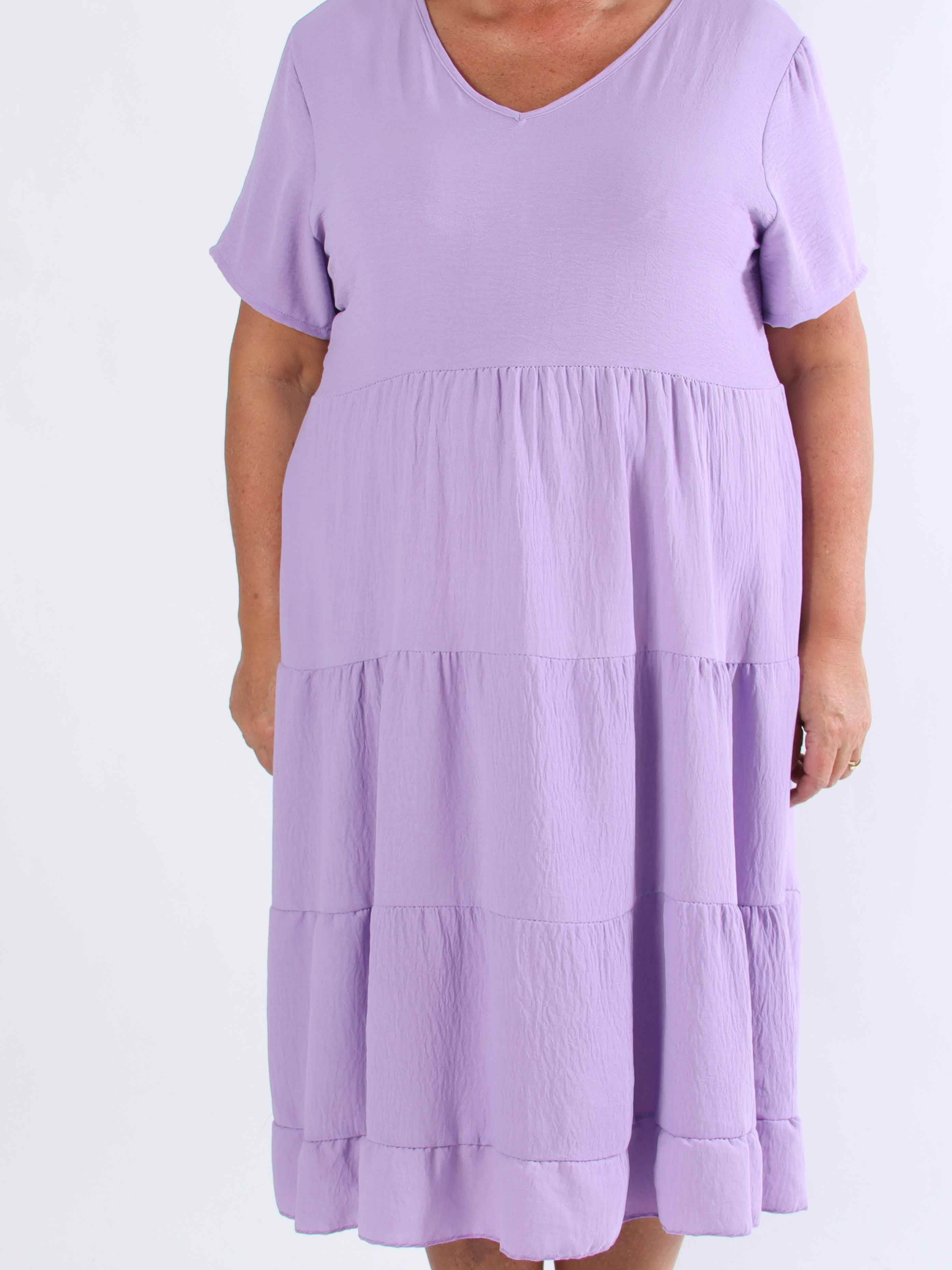 Shayna - Plus size-klänning i viskos med broderade detaljer på ryggen